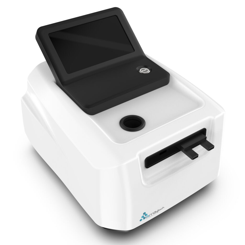 طراحی بدنه EasySlide با خطوط نرم و مینیمال، حس دقت، مدرنیته و اعتماد را به کاربر منتقل می‌کند. استفاده از رنگ‌های خنثی مانند سفید و خاکستری همراه با جزئیات رنگی محدود در بخش‌های کنترلی، ظاهری حرفه‌ای و متمایز به دستگاه بخشیده است که هم با فضای آزمایشگاه هماهنگ است و هم هویت بصری برند ArrayTech را تقویت می‌کند.