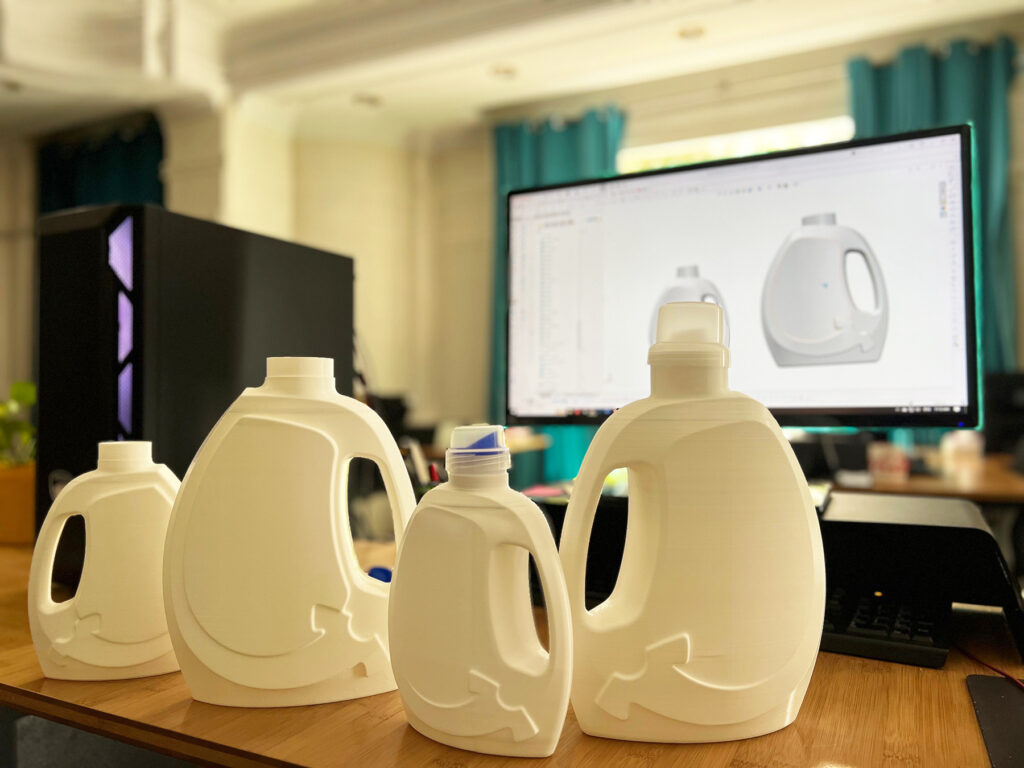 در چندین مرحله از فرآیند توسعه، طرح‌ها وارد فاز نمونه‌سازی (Prototype Development) شدند و با استفاده از روش پرینت سه‌بعدی، نمونه‌های فیزیکی متعددی از بطری تولید گردید. این نمونه‌ها از نظر پارامترهای مختلفی نظیر فرم، ابعاد، ارگونومی، حس در دست گرفتن، پایداری فرمی و خوانایی بصری مورد ارزیابی قرار گرفتند.